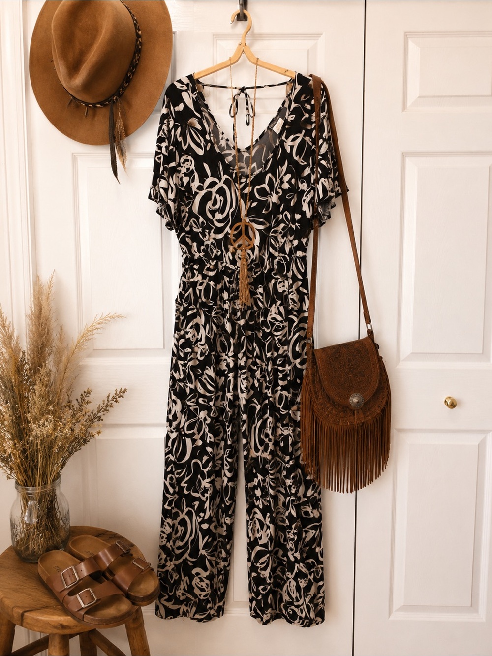 👠👠Black & White Floral V-Neck Jumpsuit